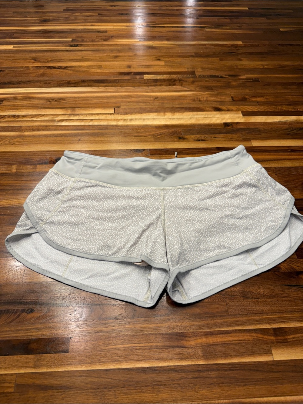 Lululemon Light Gray Speed Women’s Athletic Shorts Size 8